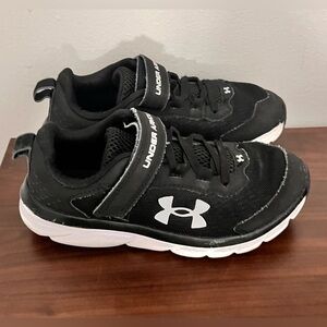 Kids UnderAmour Sneakers With Velcro Closure